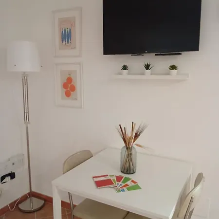 The Roomie, Cozy For Couples Or Friends