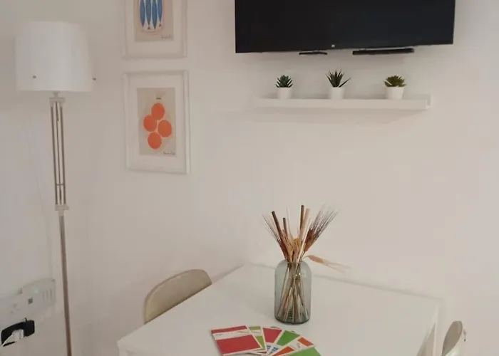 The Roomie, Cozy For Couples Or Friends